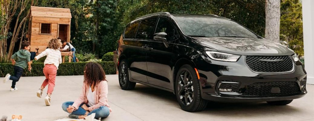 2023 Chrysler Pacifica side and front view