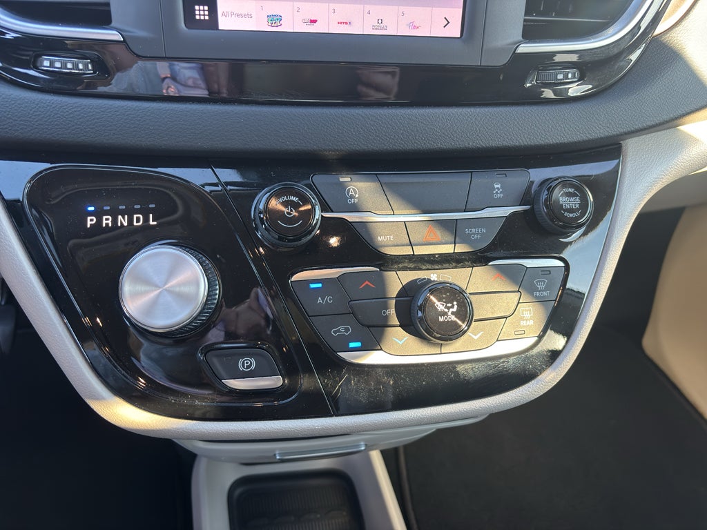 2023 Chrysler Voyager LX