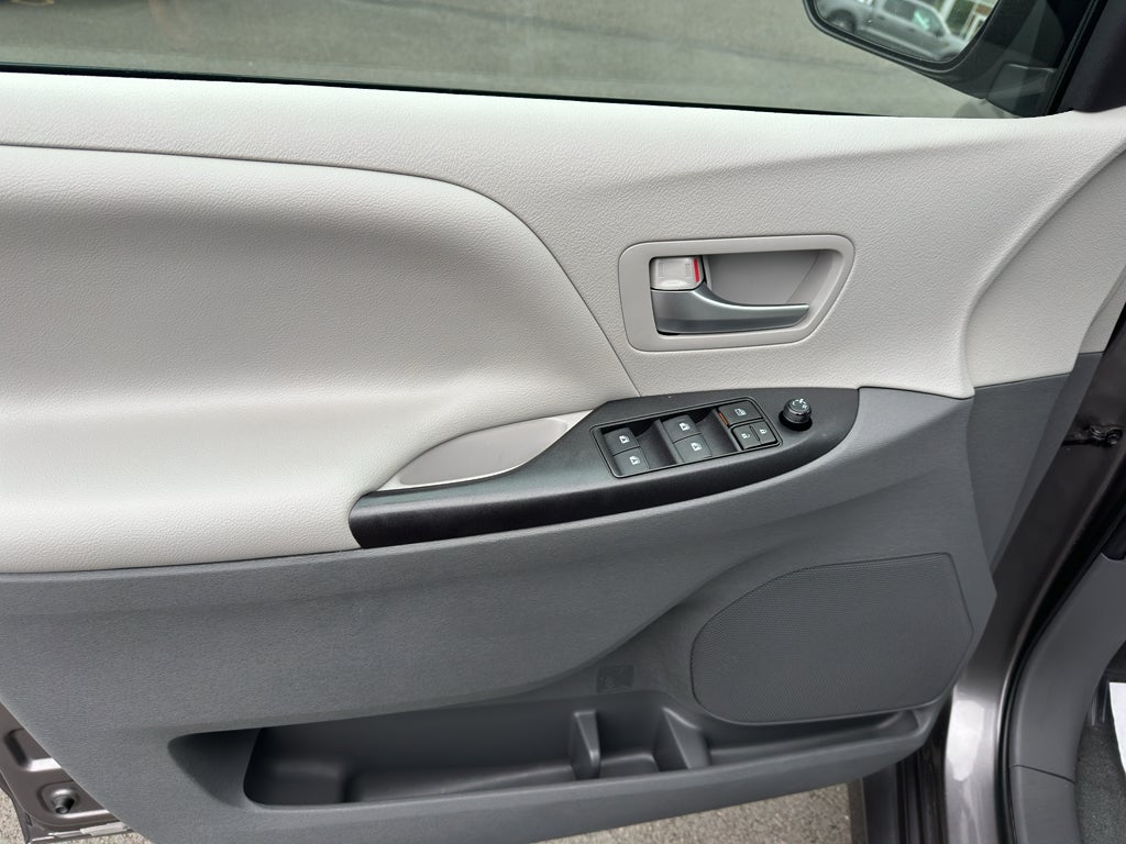 2020 Toyota Sienna LE